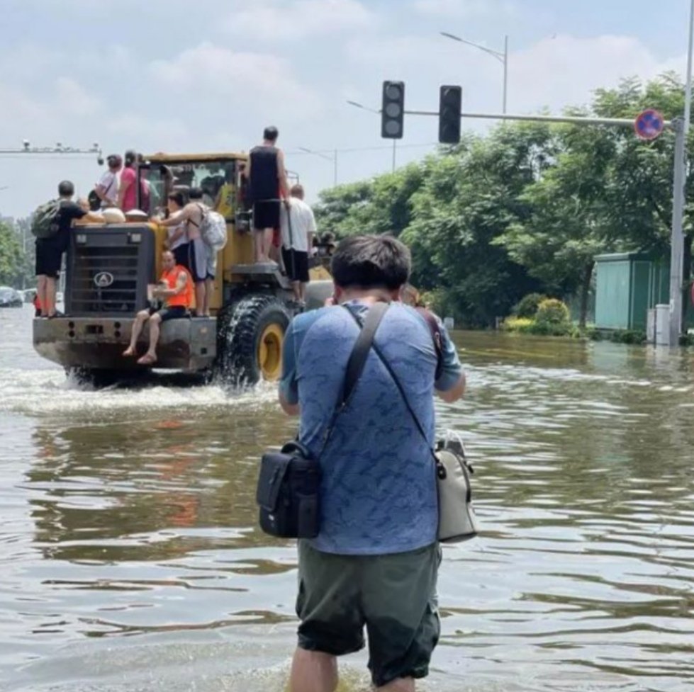 河南一奶奶接孙子放学却不料被洪水冲走,此次暴雨给还当地造成了哪些影响?