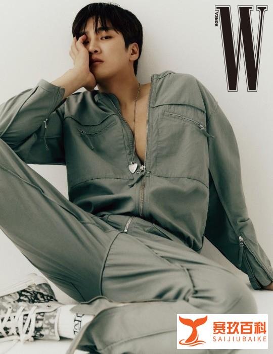 安普贤才与Jisoo交往却陷人品争议?让女性职员伺候并替他拿剧本