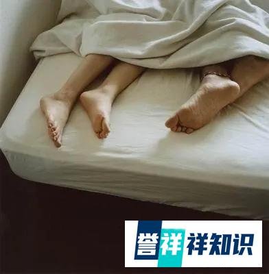 公职人员被儿子举报出轨朋友妻子，官方：涉事人已停职，正在调查