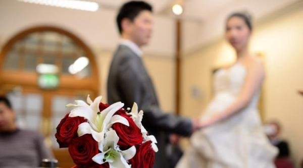 吴亦凡事件女生:都美竹小g娜皆单亲家庭,女孩婚恋受爸爸影响大
