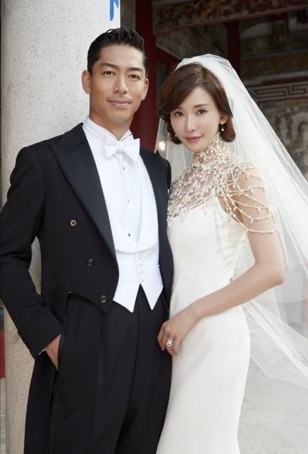 林志玲与日本老公送新年祝福,远嫁日本的志玲姐姐,如今过的怎么样?