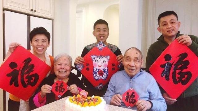 邓亚萍被赠予2斤黄金,退役后败光20亿,如今一家五口现况如何?