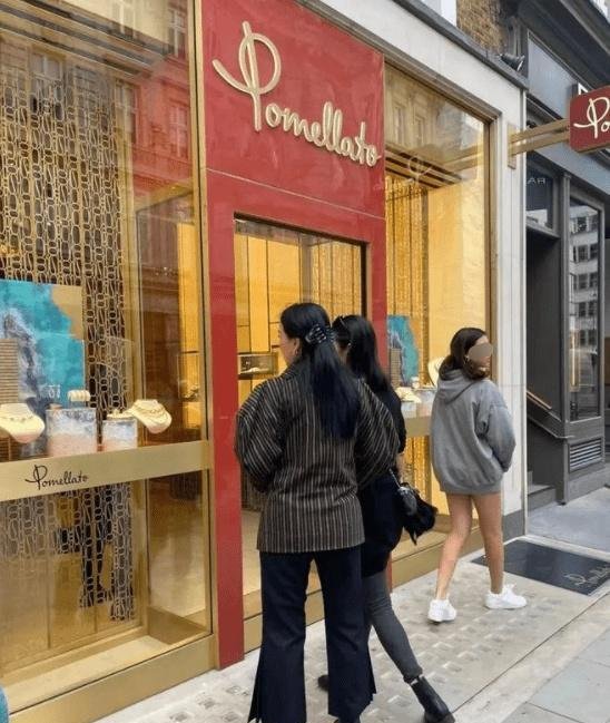 54岁那英和女儿现身英国豪购，14岁女儿长腿吸睛