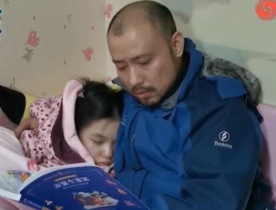 成都父亲摆摊照顾因病沉睡女儿12年_父亲坚信她是童话里的睡美人等待王子的呼唤