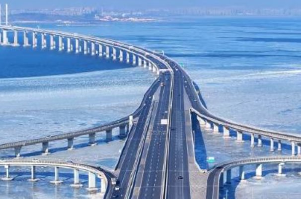 雄跨的意思