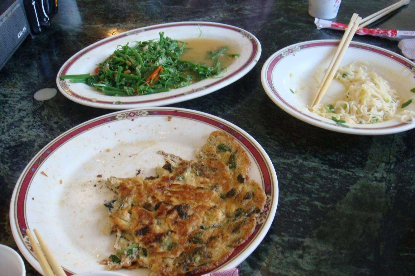 31岁小伙疑因吃隔夜菜失明瘫痪,隔夜菜为啥危害这么大?