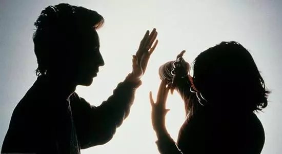 男子欲家暴反被老婆打进医院，究竟谁对谁错？