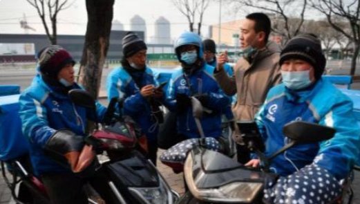 外卖小哥凌晨送餐坠入深坑，外卖员这一职业有多不易？
