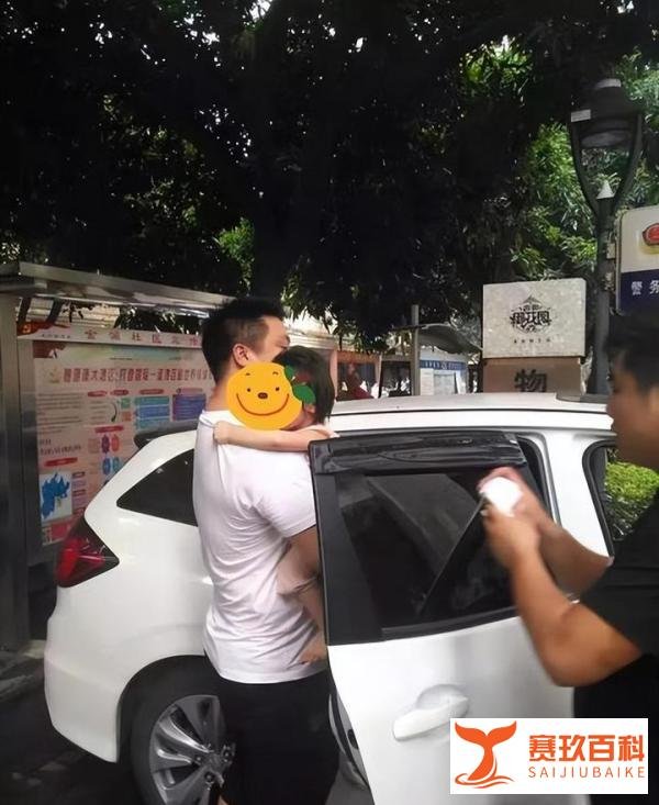 太危险!夫妻爬泰山将孩子独留车内4小时,警方对其批评教育!