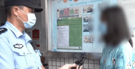 令人发指！男子尾随少女强行搂抱欲行不轨，女孩最终是如何逃脱的？