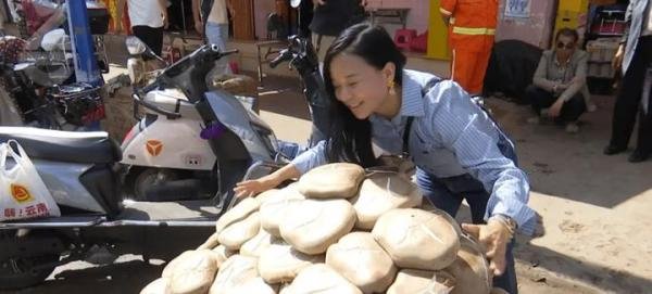 中外奇闻录461：云南现80公斤巨无霸“菌王” 最终卖出1600元