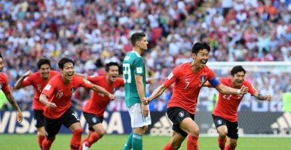 韩国队回国后遭扔鸡蛋为什么??世界杯淘汰德国??还不行?