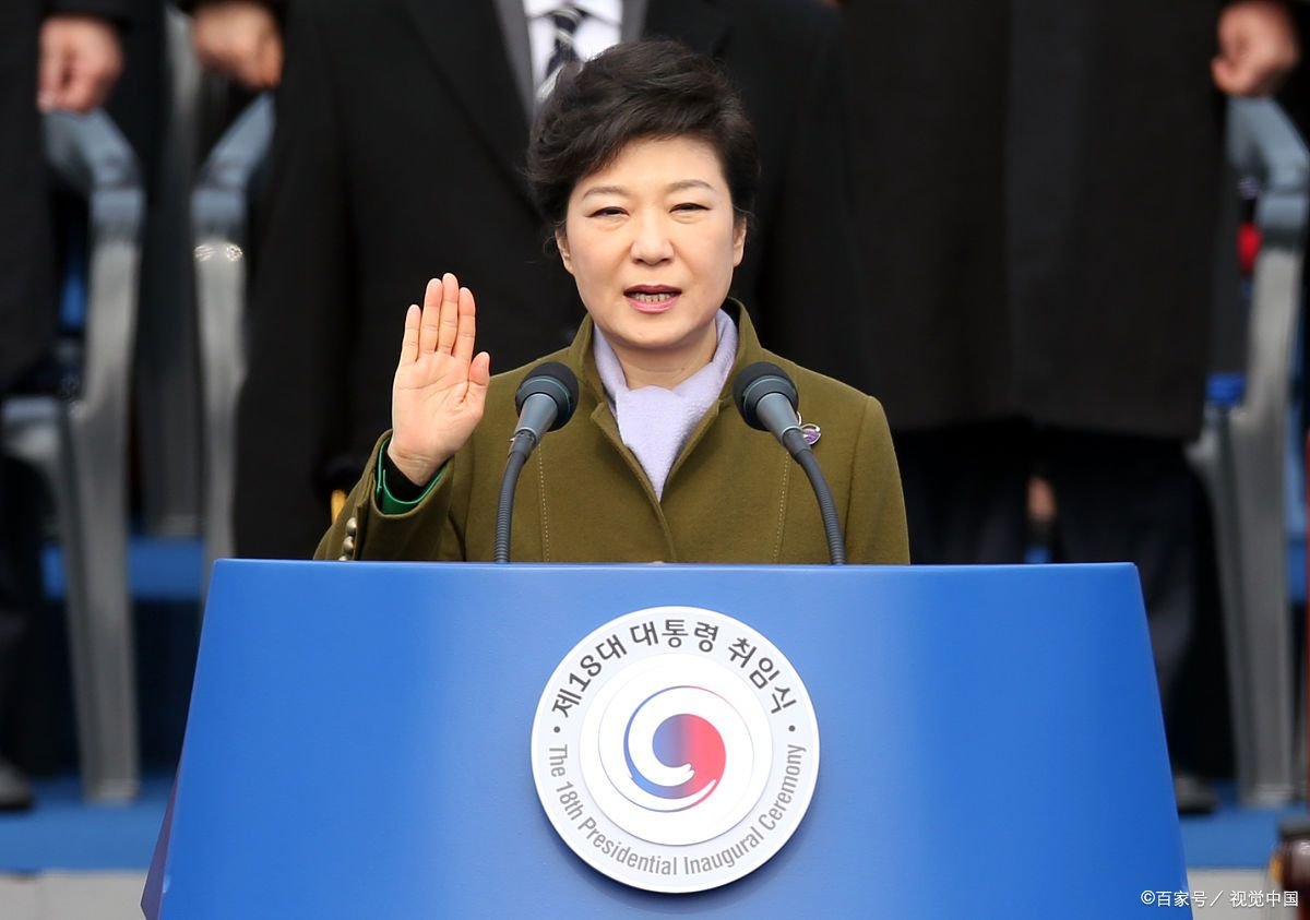 就职典礼上,文在寅与朴槿惠握手寒暄相视一笑,能化解仇恨吗?