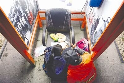 12岁女孩电话亭当书房,你怎么看?