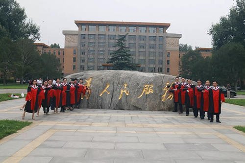 印度一所学校为何现在才举办毕业典礼呢？
