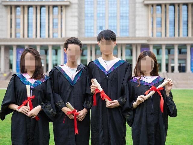 211本科生就不能当司机?十几年寒窗苦读,做专职司机就是屈才吗?