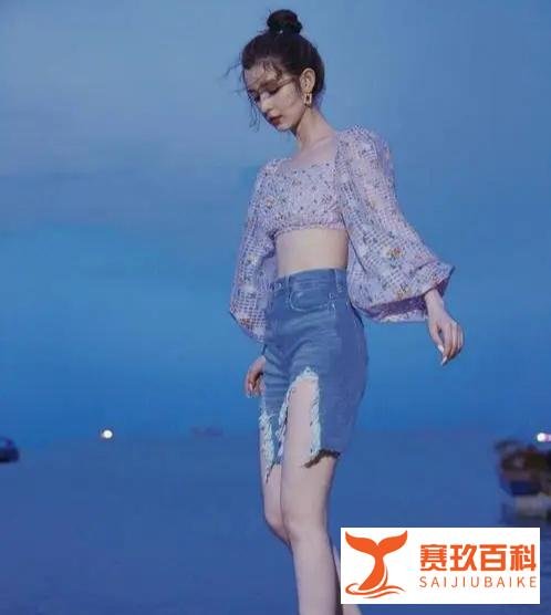 哈尼克孜恋情曝光，与神秘高个子男子甜蜜牵手
