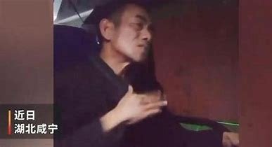 一段货车司机深夜开车扇自己耳光视频走红网络,当事人如何回应?
