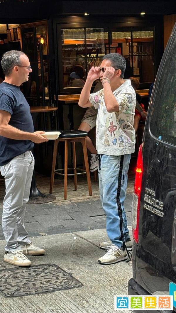 香港街头偶遇62岁梁朝伟，网友直呼没认出来，变化如此之大！