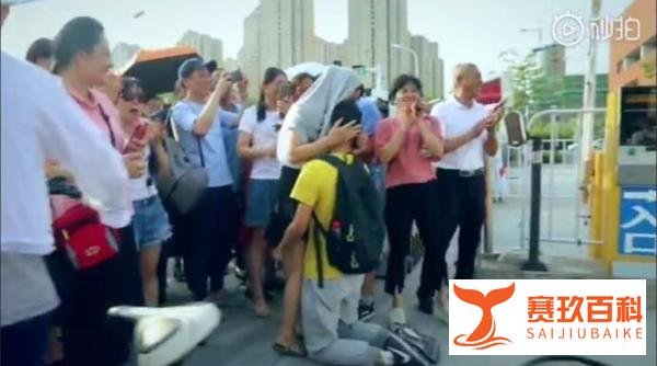 每年高考都会出现的感人一幕（加油 小伙子）