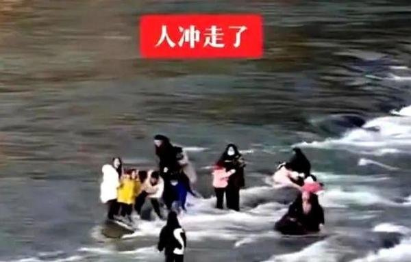 又一个惨痛的教训！三门峡下游河道突然涨水，多人被冲走生死不明