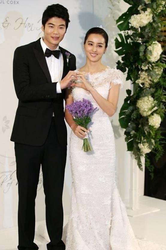 寄诚庸太太比他大8岁，相貌极佳演多部作品，曾被郑大世猛烈追逐