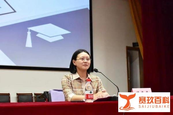 误诊让她无法站立，29岁成中国第一位坐轮椅的女博士，43岁官至副部级！
