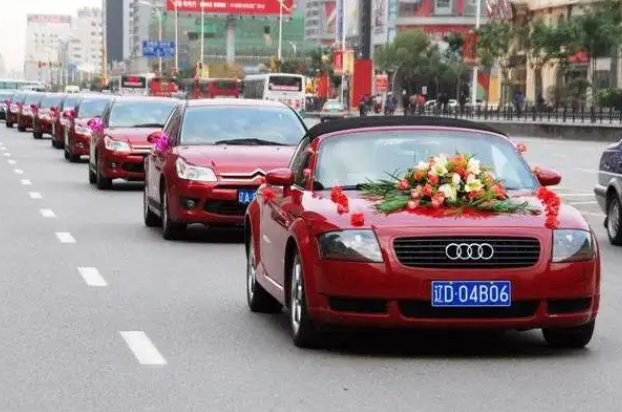 婚车车队占满3车道不让超车,因为自己的幸福,来干涉别人合适吗?