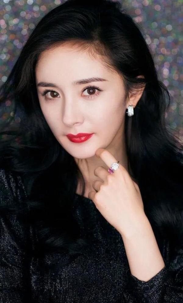 杨幂在节目上说:“我们这一行,只要和导演睡上一觉,说不定明天就成为一线了。”