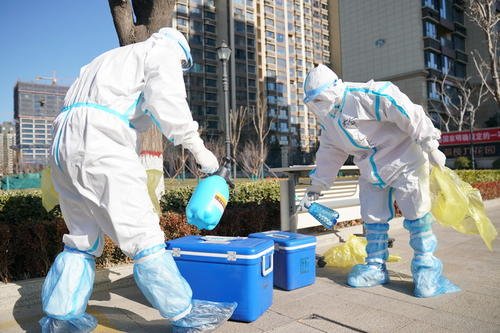 对于上海流调报告只提地点不提人这件事,人民日报是如何评价的?