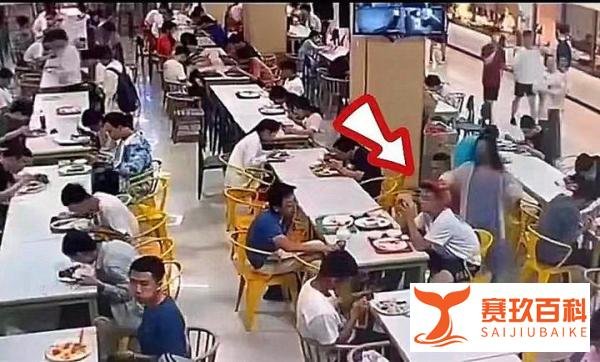 男生说“猫屎臭”,竟被一女生当头扣饭,该女生态度强硬还打人