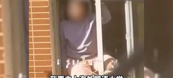 河北一大学女生窗台怒喊:破学校配不上我,连门口校名英文都写错