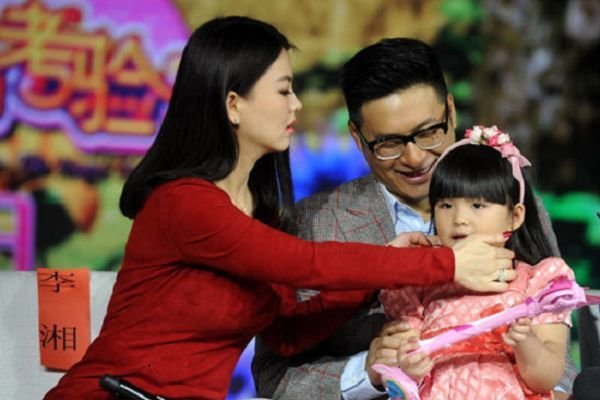 同父同母同长相,李湘成富婆,妹妹李玲为什么却大不一样?