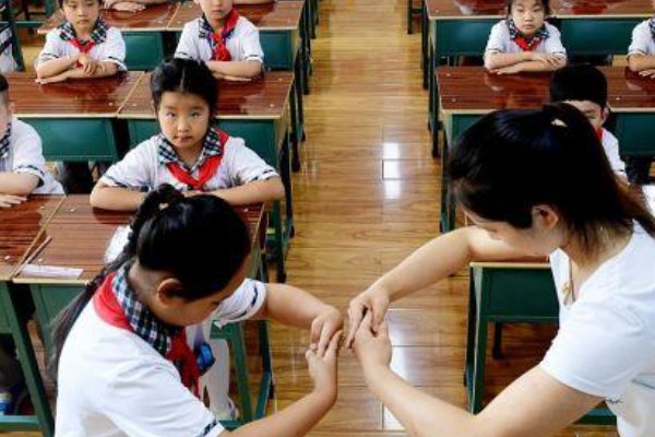 教师关爱学生包括哪些内容?