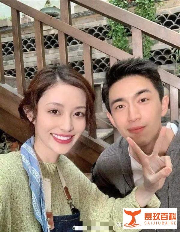 32岁林更新因戏生情？女方是长腿辣妹，两人饭局亲密拥抱咬耳朵