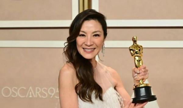 61岁杨紫琼新婚后公开晒娃？她不能步爽子后尘吧