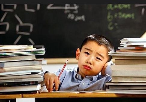 一段货车司机深夜开车扇自己耳光视频走红网络，当事人如何回应？