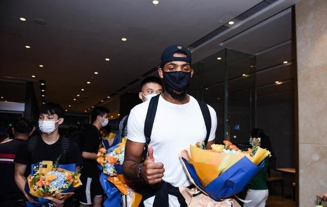 广东外援汤普森离队,六场比赛挣了多少钱?