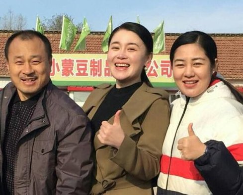 “王小蒙”离婚原因,结婚3年老公就出事,独自抚养两个孩子,如今怎样?
