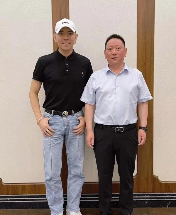 焦作市济源商会换届 歌手聂琳峰应邀助力献唱