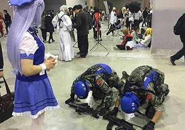 在漫展上穿军装下跪违反了那些法律?