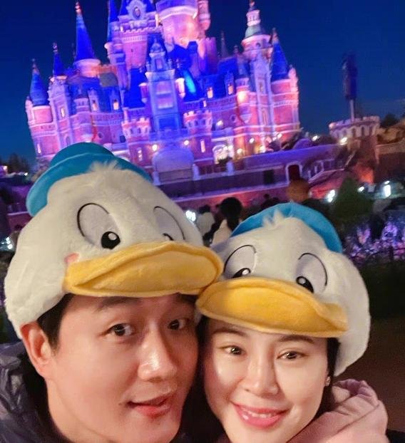 佟大为晒照庆结婚13周年，夫妻俩贴面仍似热恋，他们是如何相识的？