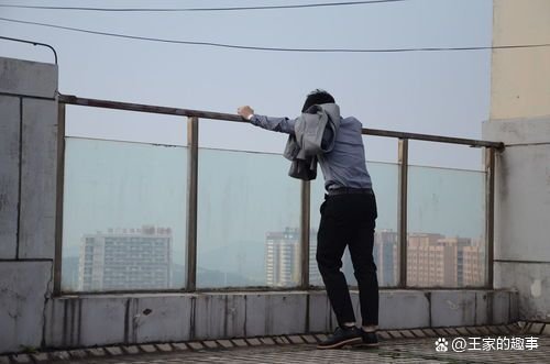 甘肃一男孩留口罩遗书后坠亡，他在生前经历了什么？