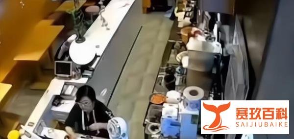事件回顾：野猪闯进奶茶店，女店员翻桌子躲闪，网友：还好跑得快