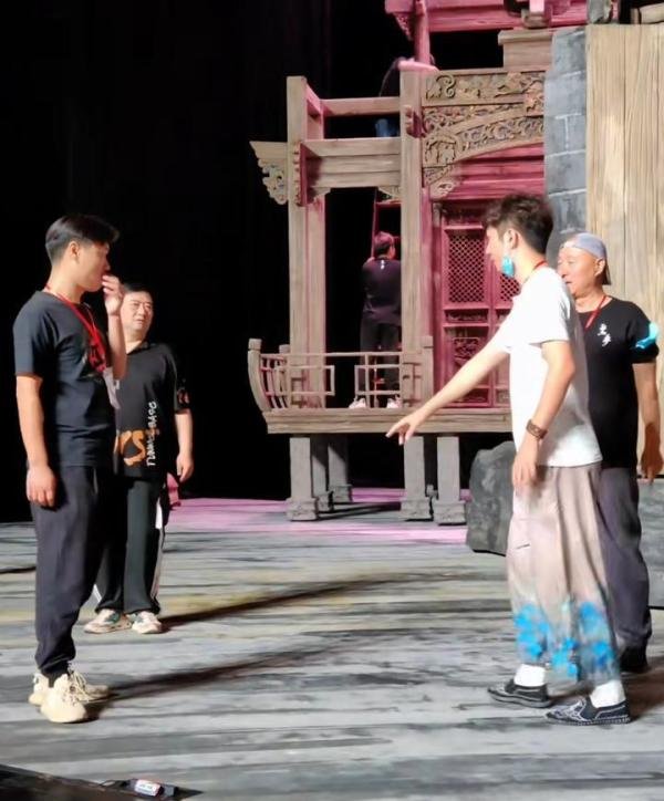 曝陈佩斯儿子全家感染,一家六口先后发烧,陈大愚带病照顾四孩子