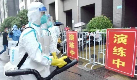 美国小学老师摘口罩朗读传染学生,半个班中招,小孩被感染的几率有多大?
