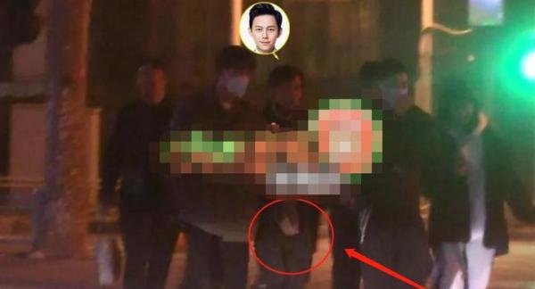 何炅与神秘男子当街牵手，摸脸杀？动作亲密引热议