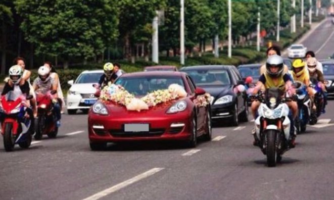 婚车车队占满3车道不让超车,因为自己的幸福,来干涉别人合适吗?