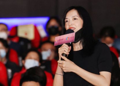 李雪健助阵亲儿子电影首映,因病说话含糊不清,他儿子是谁?