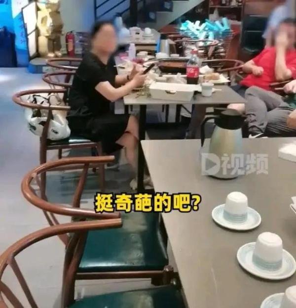 服务员喊了一声“阿姨”，一女子不买单还要索赔，女子：侮辱我了